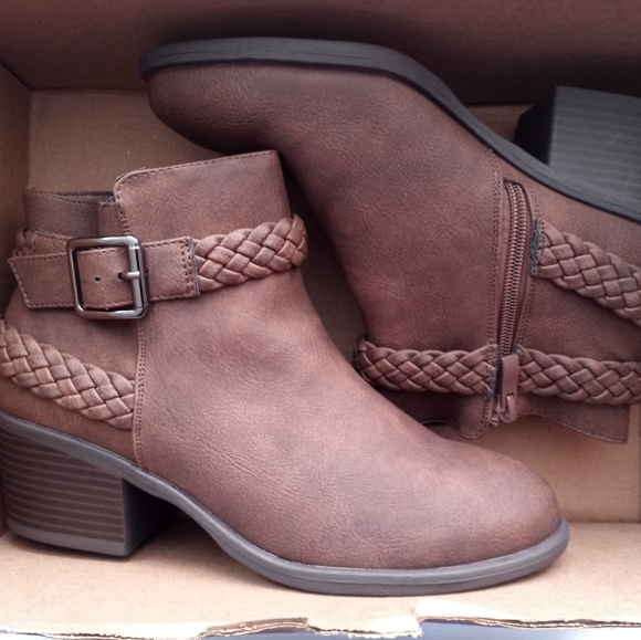 Luoika Brown Zippered Ankle Boots 
